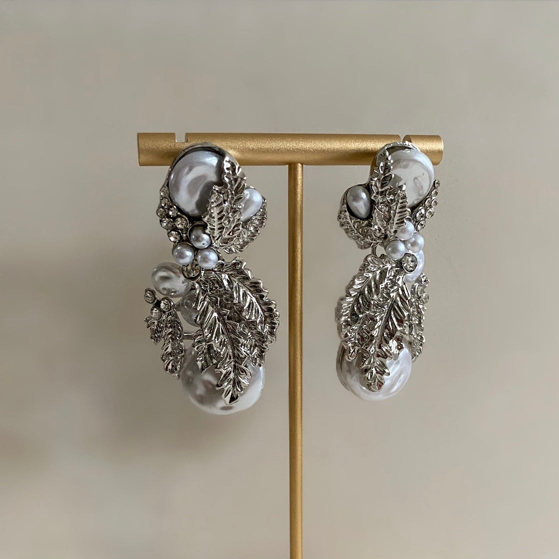 Kate Silver Earrings offer an exquisite and subtle touch of elegance. This timeless design features a combination of pearls, crystals, and silver for an eye-catching, classic look. Perfect for any occasion.  Details: Earring drop 5cm