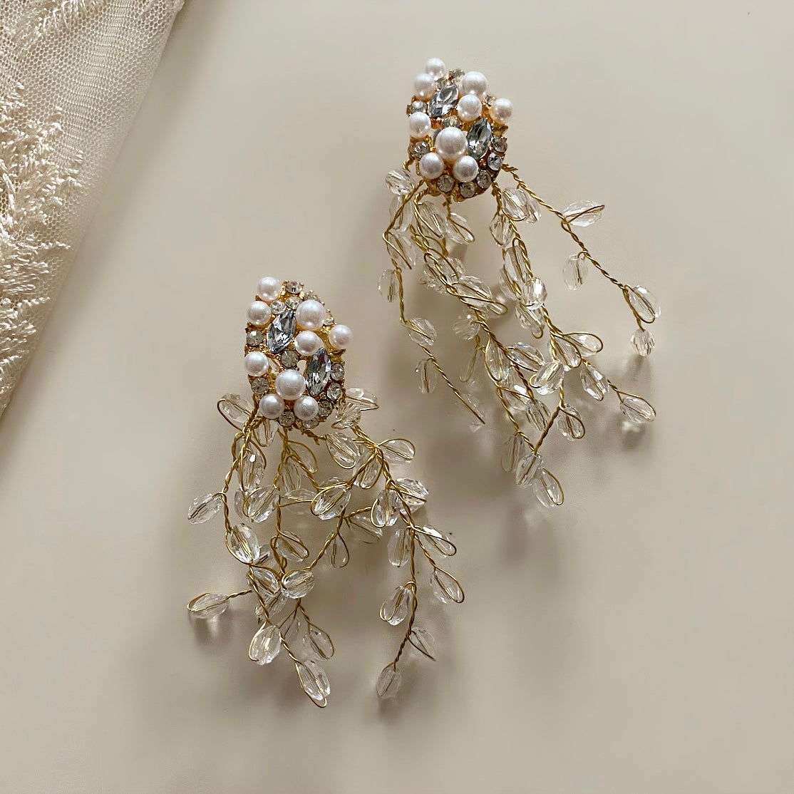 The Renè Crystal Drop Earrings combine the timeless elegance of pearls with the glamorous sparkle of crystals. Constructed with unique detail, this stylish piece is sure to add a touch of grace to any look.