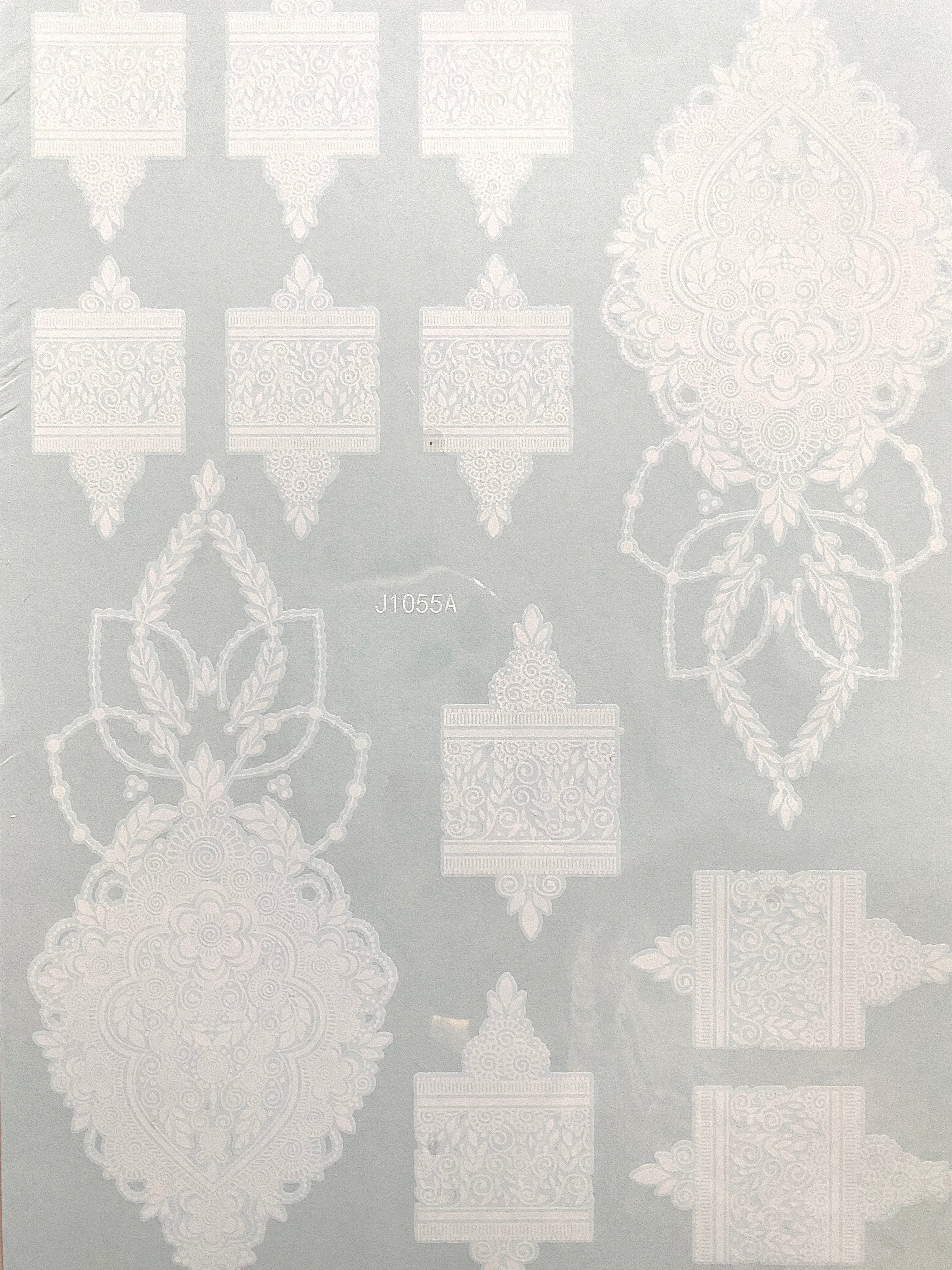 Aaliyah Henna Tattoo offers a unique combination of traditional and modern henna designs in white detailing, designed to last up to to 5 days - perfect for creating a lasting impression.  Details: White Design is for both hands.